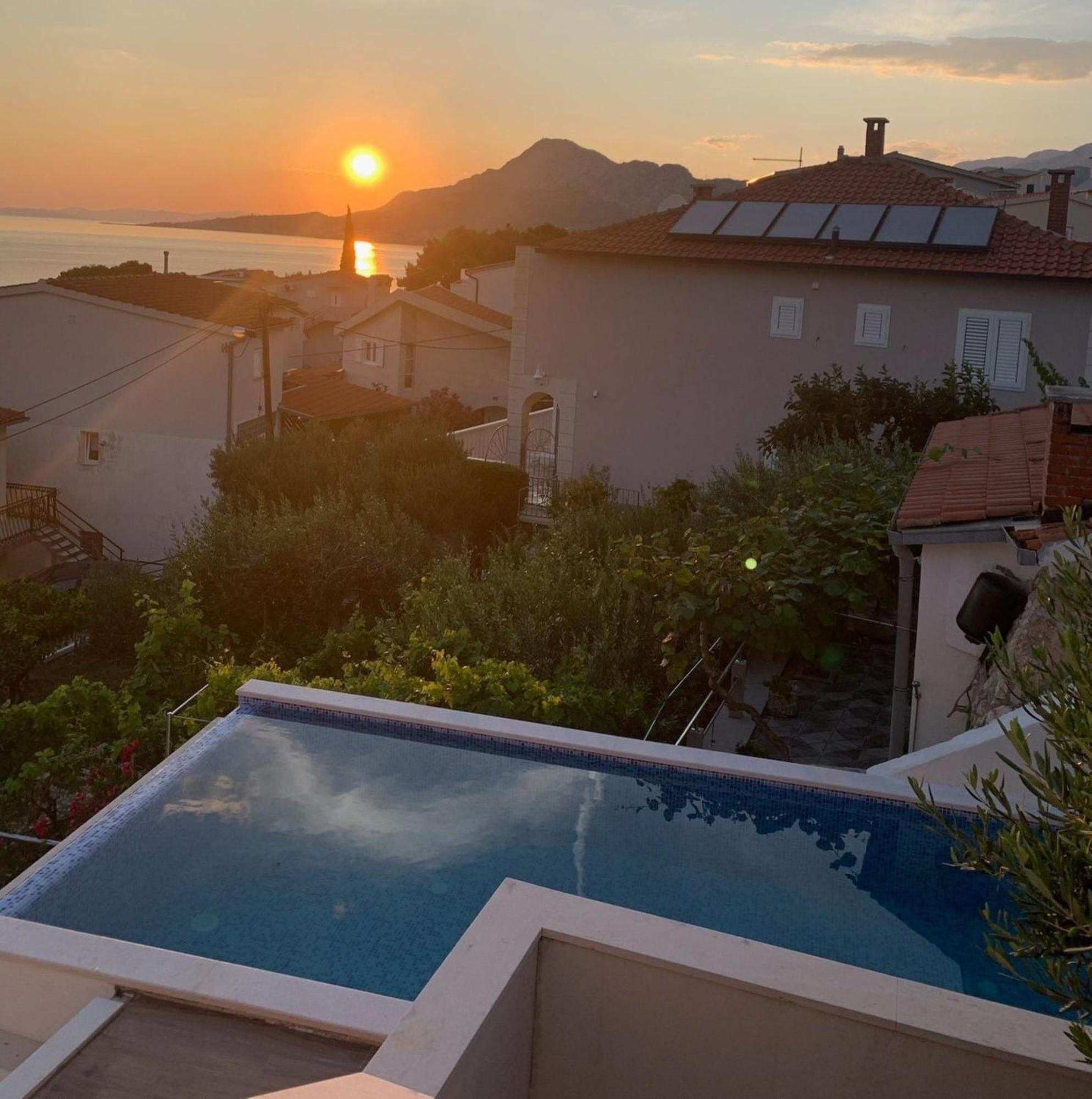 Apartments With Pool Vrdoljak Omiš Rom bilde
