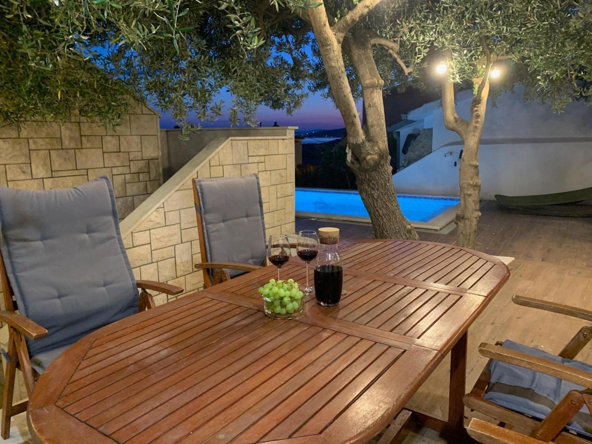 Apartments With Pool Vrdoljak Omiš Rom bilde