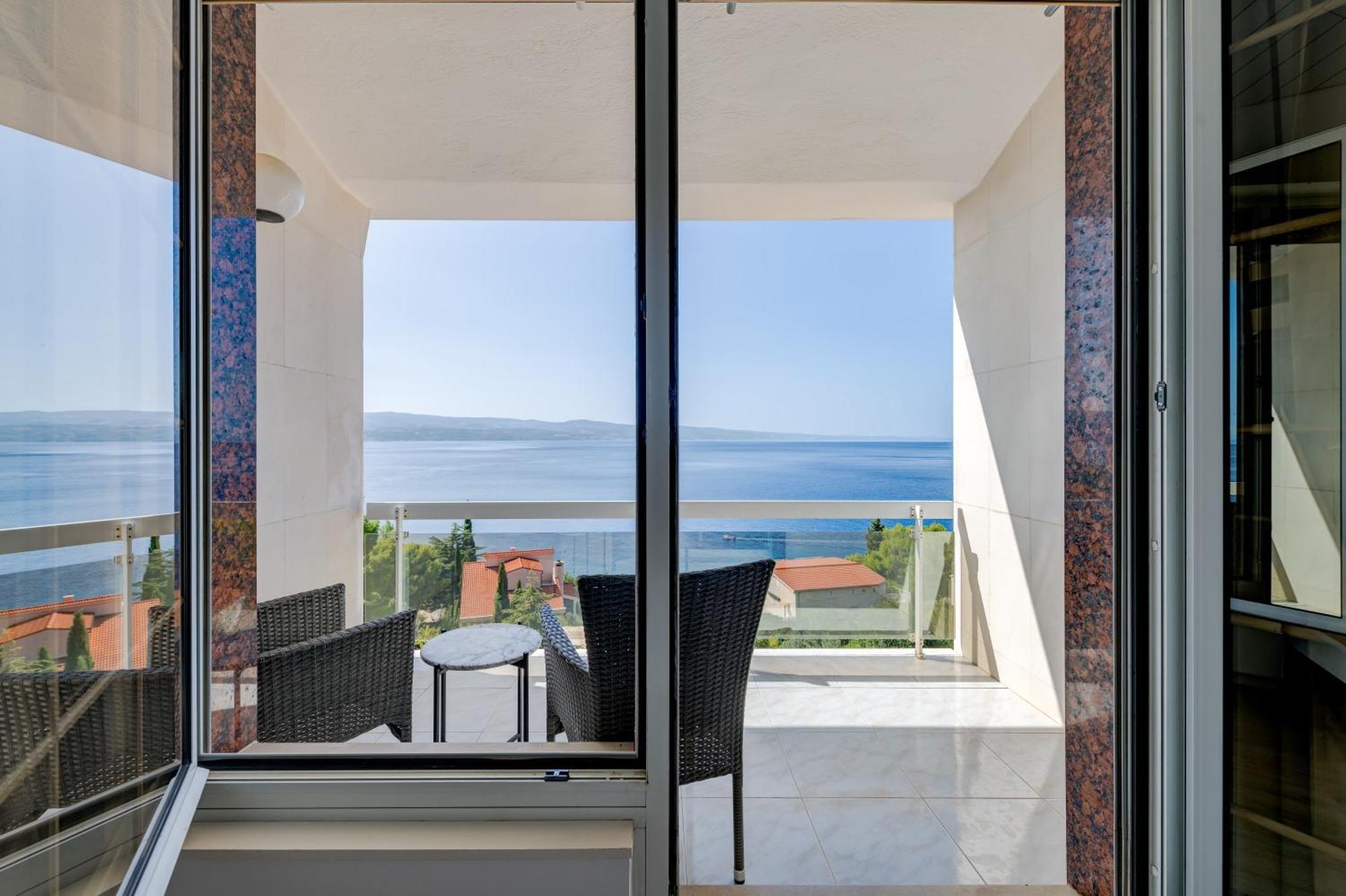 Apartments With Pool Vrdoljak Omiš Rom bilde