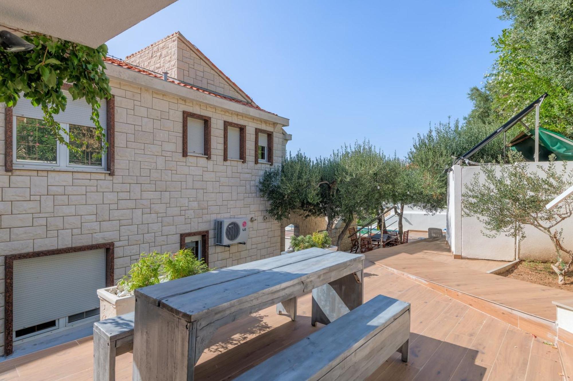 Apartments With Pool Vrdoljak Omiš Rom bilde